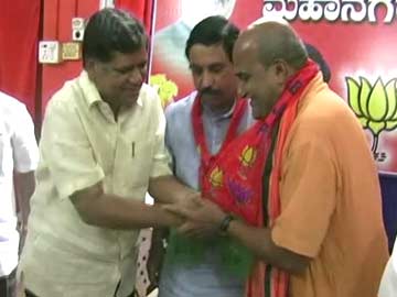 Controversial Pramod Muthalik: in and out of BJP in five hours