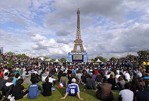 Paris mulls plan to extend Eiffel Tower...downwards