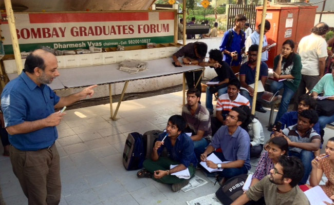 Mumbai: Suspended professor takes classes on the road