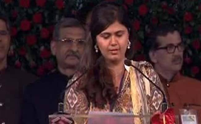 Huge Applause as Pankaja Munde Takes Oath as Maharashtra Minister