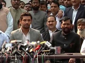 Deadlock with RJD-Congress, all options open including tie-up with BJP: Ram Vilas Paswan Deadlock with RJD-Congress, all options open including tie-up with BJP: Ram Vilas Paswan