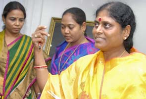 Jagan Mohan Reddy's mother meets Manmohan Singh