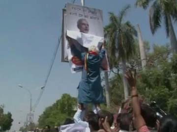 Narendra Modi's opponent, arrested for tearing his posters, gets bail Narendra Modi's opponent, arrested for tearing his posters, gets bail