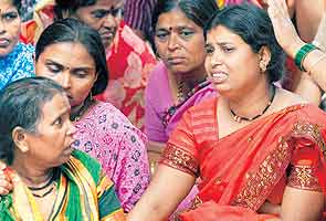 Mumbai-Pune_expressway_accident_relatives_295.jpg