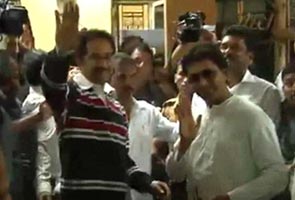 Raj Thackeray visits Uddhav at home, will watch over him in hospital today
