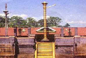 Thousands worship at Sabarimala temple in Kerala
