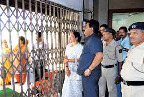 Mayor locks latecomers out of office