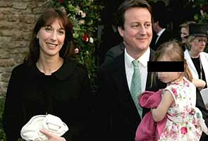 British Prime Minister David Cameron forgets his eight-year-old daughter in a pub 
