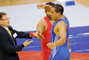Aussie grappler disqualified for obscene gesture