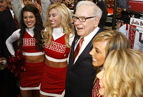 Buffett prefers IBM shares over Google, Apple