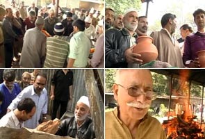 Hindu Muslim Unity: Muslims assist Hindu funeral in Kashmir Hindu Muslim Unity: Muslims assist Hindu funeral in Kashmir