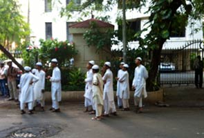 madrassa-students-outside-sachin-home-295.jpg