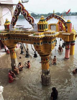 Heavy rains in Mathura: nearly 100 houses collapse