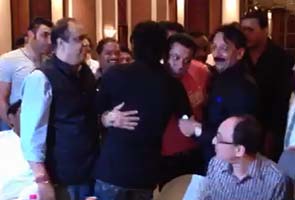 Salman Khan, Shah Rukh Khan end feud, hug each other at Mumbai iftaar party