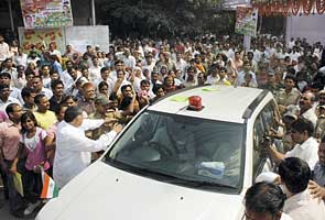 Slipper thrown at Delhi Chief Minister Sheila Dikshit during protests by India Against Corruption activists Slipper thrown at Delhi Chief Minister Sheila Dikshit during protests by India Against Corruption activists