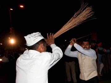 After violence, Arvind Kejriwal urges party workers to stay calm After violence, Arvind Kejriwal urges party workers to stay calm