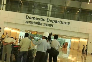 Man held at Delhi airport for stealing i-Phone