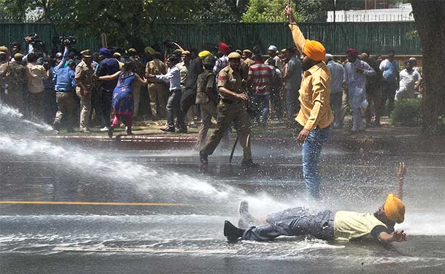 Akalis_water_cannons_AFP_650.jpg