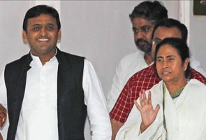 Mulayam Singh Yadav and party slam Congress, Rahul Gandhi. Then Akhilesh Yadav meets Mamata Banerjee