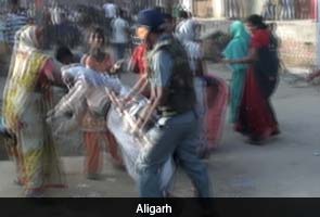 Aligarh-cop-hits-woman-protester-295x200.jpg