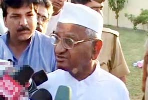 Anna Hazare's praise for Raj Thackeray upsets team members