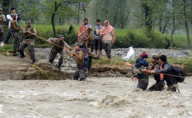 Army_helps_stranded_J%26Kfloods_650_8Sep