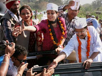 Arvind Kejriwal campaigns for Gul Panag in Chandigarh Arvind Kejriwal campaigns for Gul Panag in Chandigarh