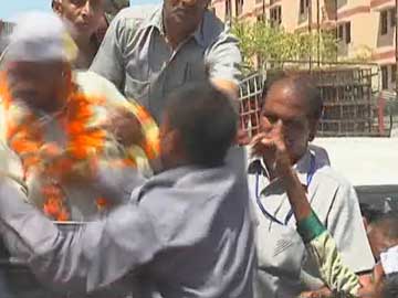 AAP Arvind Kejriwal slapped by an autorickshaw driver in Sultanpuri, Delhi. Photo: NDTV