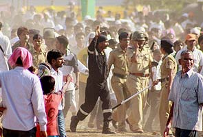 Asaram_supporters_attack_mediapersons_295x200.jpg