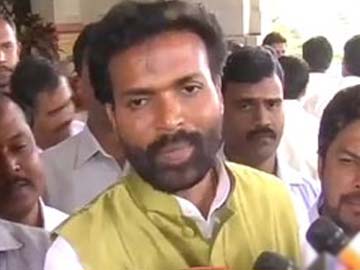 BS Sriramulu re-joins BJP, says Sushma Swaraj 'like my mother' BS Sriramulu re-joins BJP, says Sushma Swaraj 'like my mother'