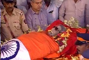 Uddhav Thackeray collects father's ashes