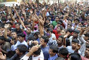 Bangladeshis mourn garment-fire dead, plan protest