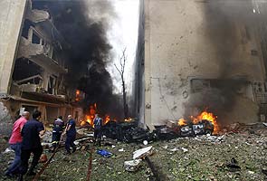 Beirut car bomb kills 8, link seen to Syria war