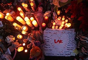 Schools reopen in Newtown, Washington talks gun control