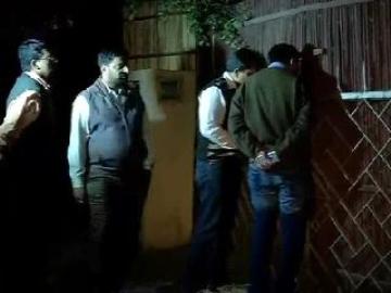 Tehelka case: Goa Police team at Tarun Tejpal's residence ...