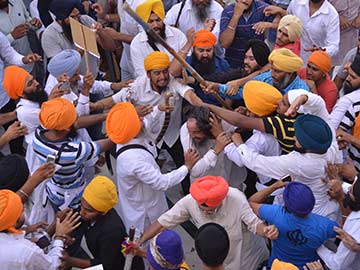 Two Groups Clash in Golden Temple, 12 Injured Two Groups Clash in Golden Temple, 12 Injured