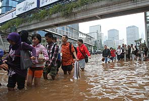 Indonesian authorities battle floods in capital Indonesian authorities battle floods in capital