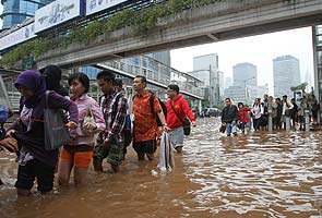 Indonesian authorities battle floods in capital 
