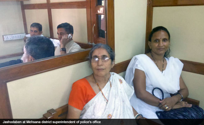 Jashodaben_at_Mehsana_district_SP_office_650.jpg