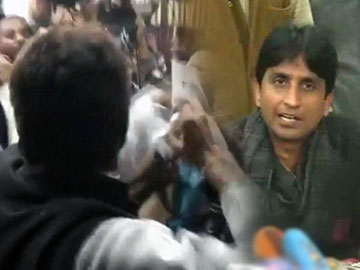 AAP leader Kumar Vishwas heckled at press conference in Uttar Pradesh