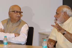 Narendra Modi sits right next to LK Advani at BJP meet on 2014