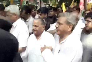 Bharat bandh: Mulayam Singh Yadav joins protests in Delhi, makes UPA squirm Bharat bandh: Mulayam Singh Yadav joins protests in Delhi, makes UPA squirm
