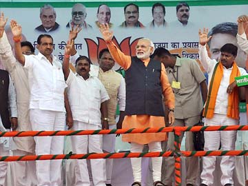 Congress moves poll panel over Narendra Modi's 'khooni panja' barb ...