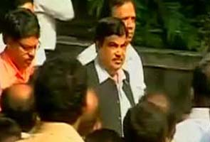 Nitin-gadkari-matoshree-295x200.jpg