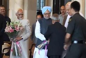 PM-greets-pranab-at-rashtrapati-bhawan-2