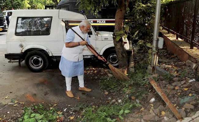PM_Modi_broom_police_station_650_2Oct14_