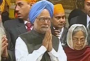 PM SHOWN BLACK FLAGS BY ANNA SUPPORTERS at Golden Temple