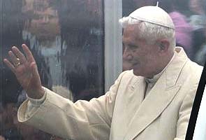 Crowds gather for Pope Benedict XVI's Sunday blessing 