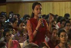 Presidency_woman_student_asking_MK_Narayanan_295.jpg