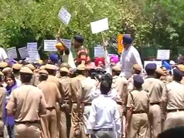 Protests at Congress office over Captain Amarinder Singh's clean chit to Jagdish Tytler